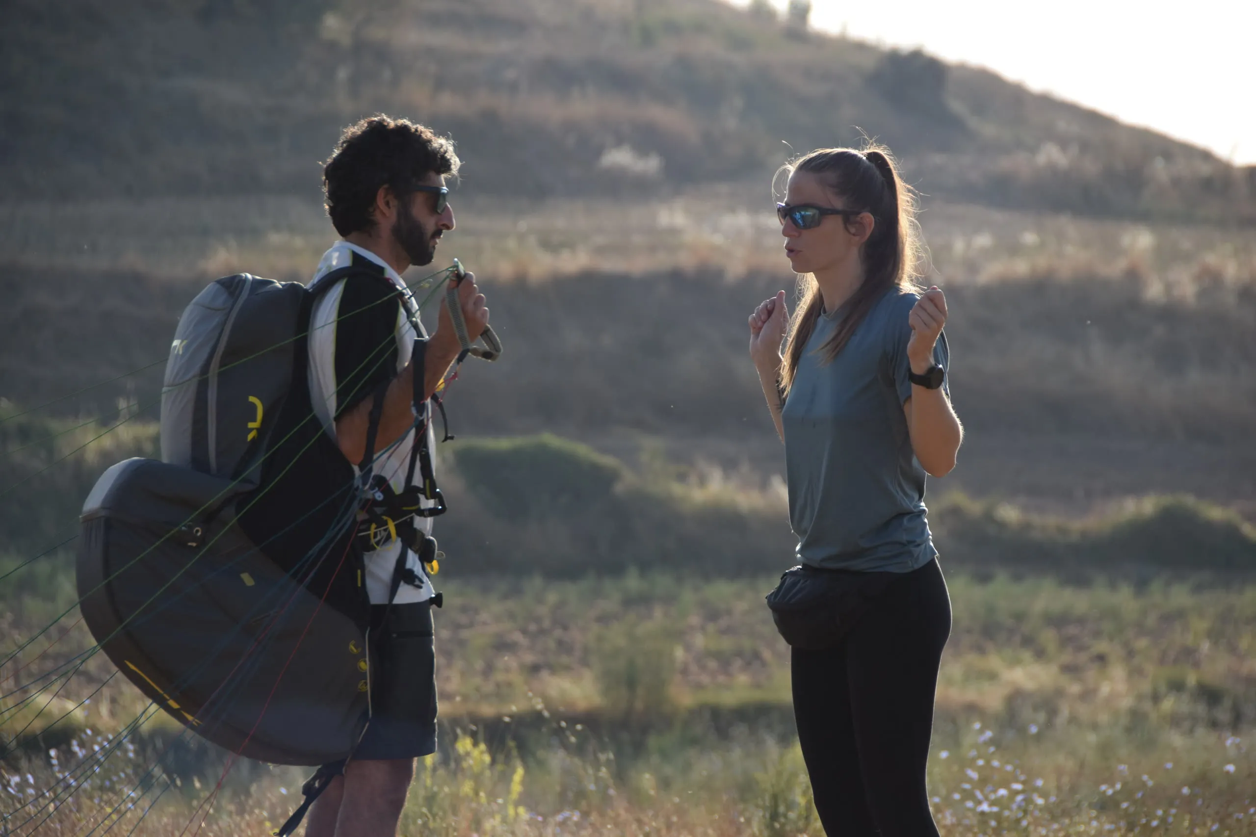 Instructora explicando la maniobra a un alumno antes de volar