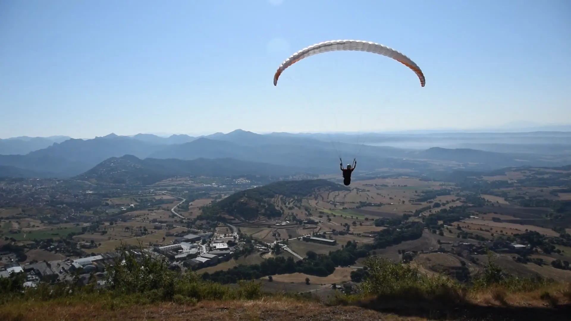 Piloto volando solo sobre el valle del Berguedà