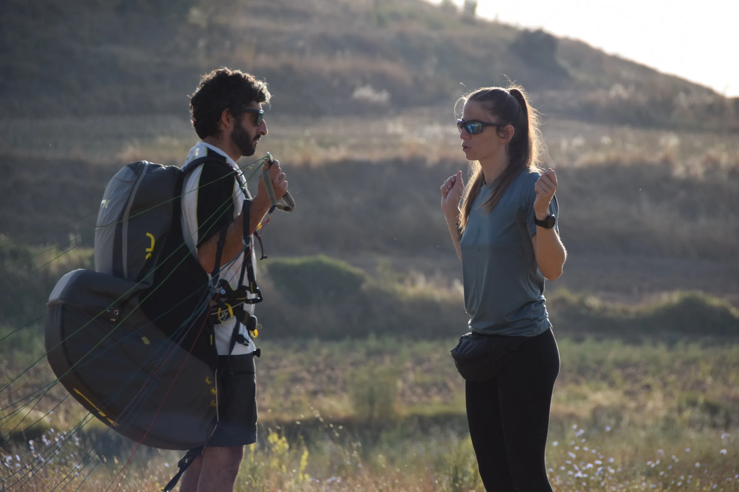 Instructora explicando la maniobra a un alumno en el campo