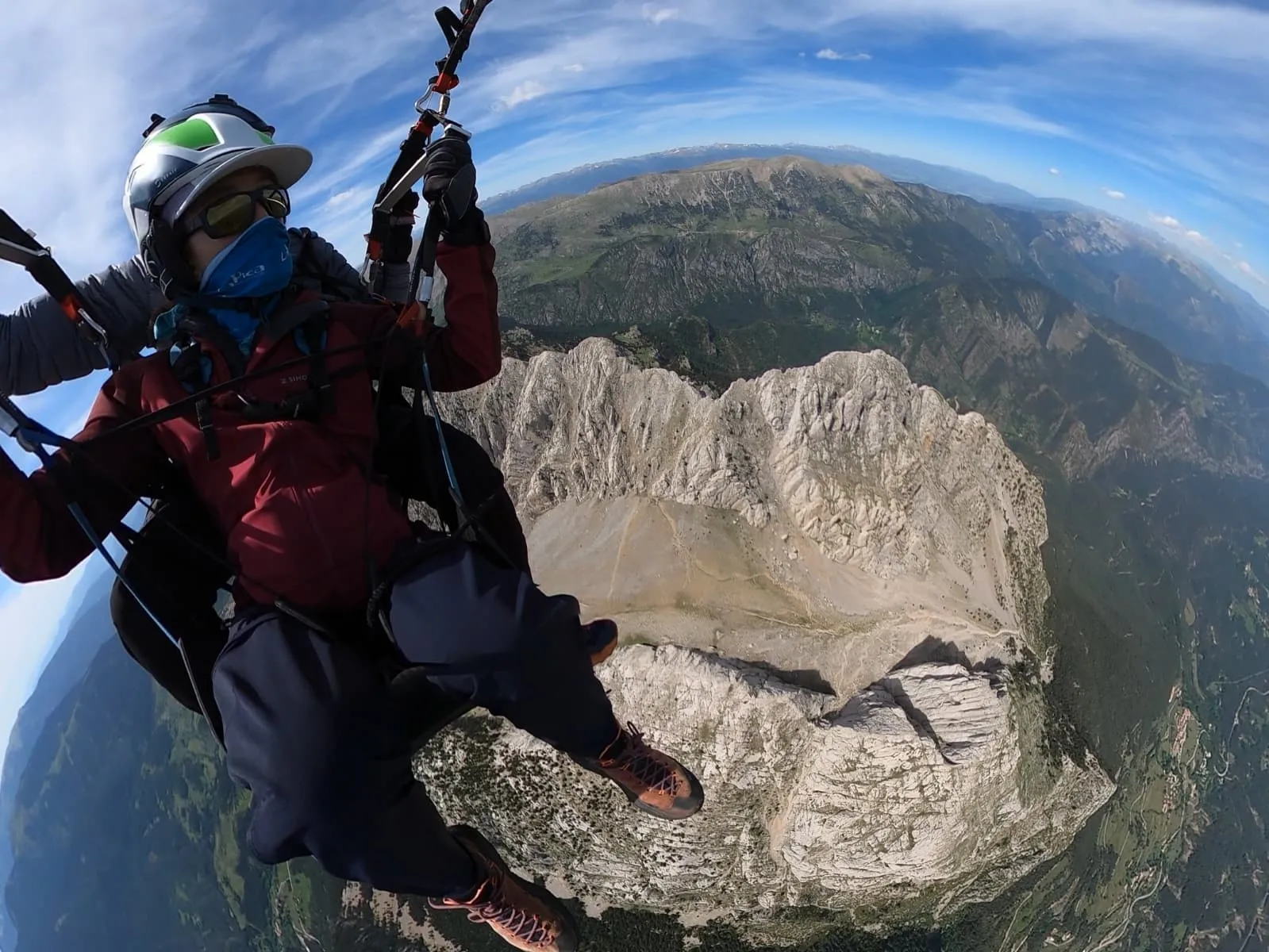 Biplaza frente a la cara norte del Pedraforca