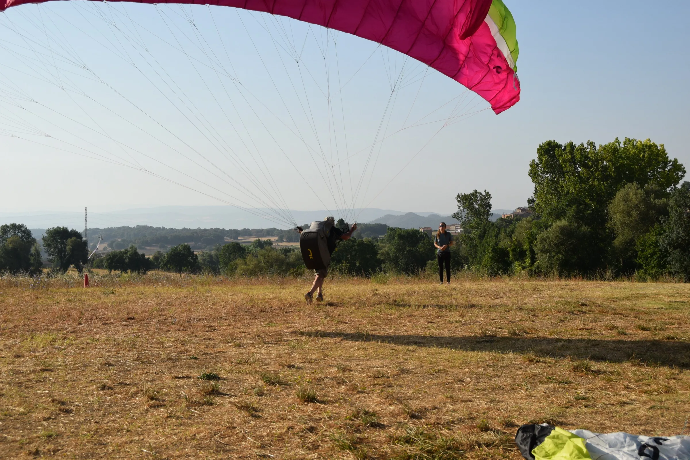 Alumno corriendo con la vela inflada en el campo de Avià
