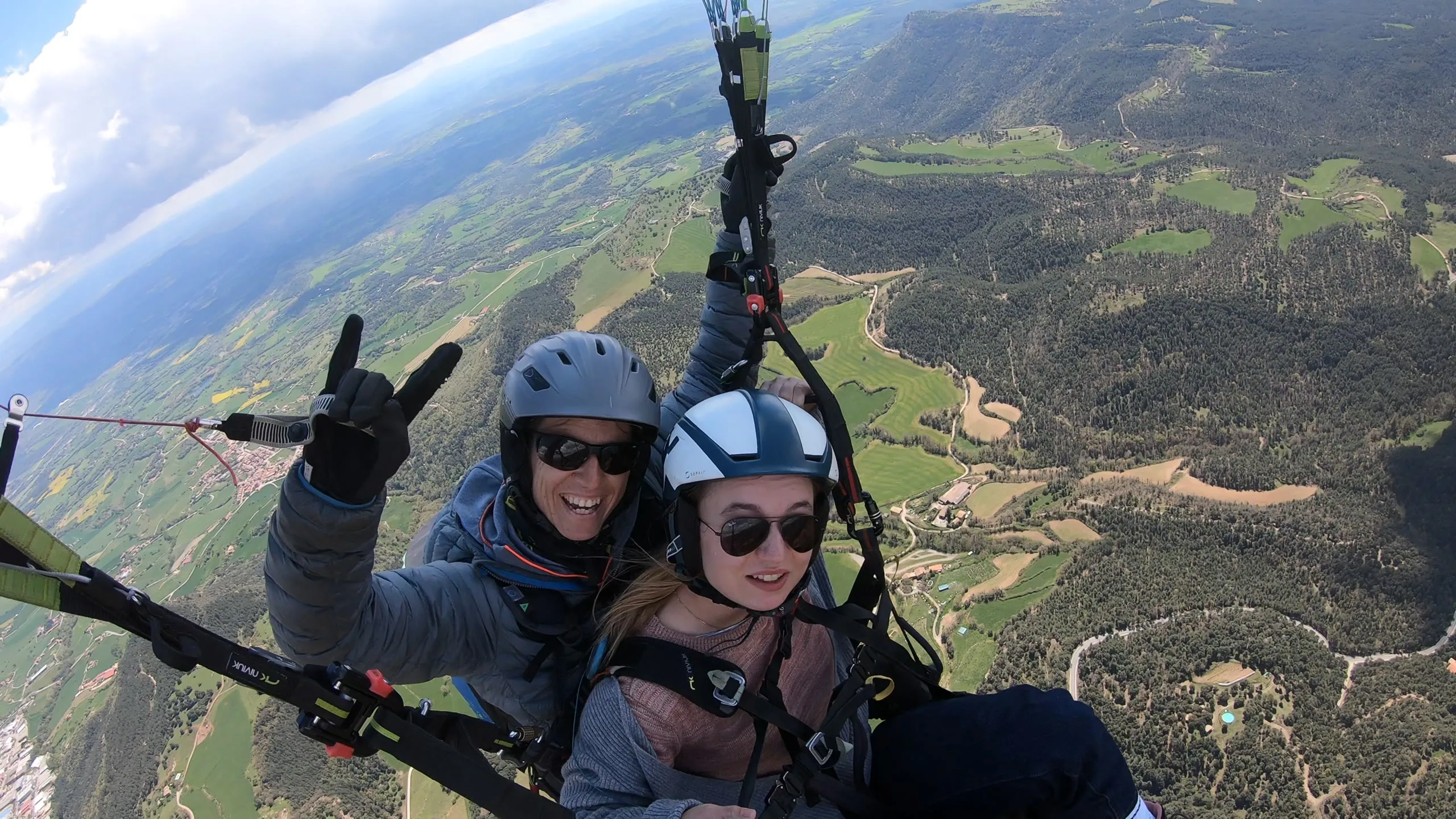 Pasajera saludando durante un vuelo de bautizo
