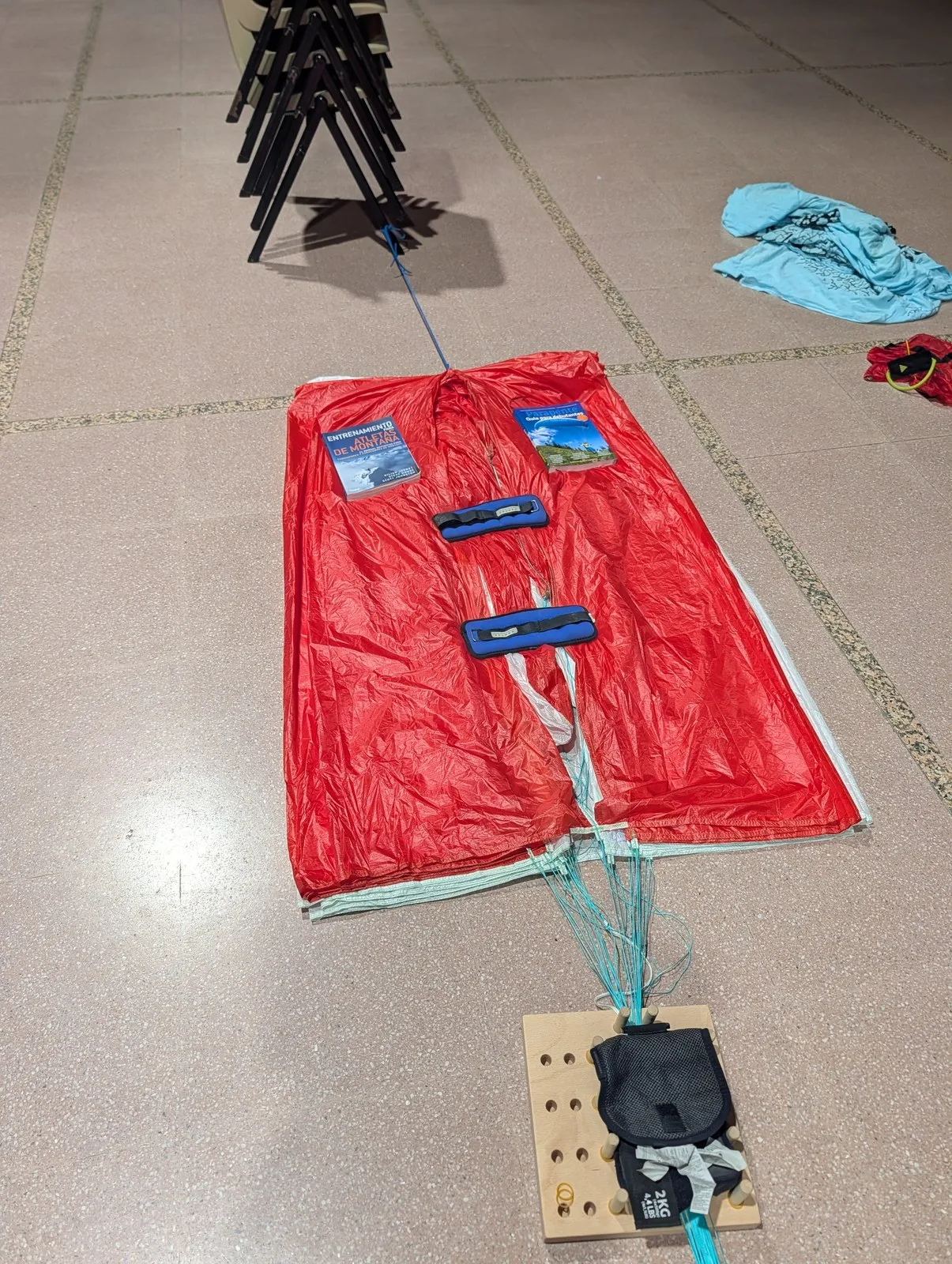 Paracaídas de emergencia extendido en el suelo del taller para el aireado y la inspección