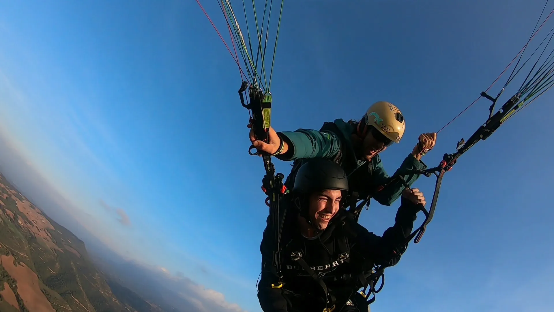 Pasajero sonriendo en pleno wingover con el piloto