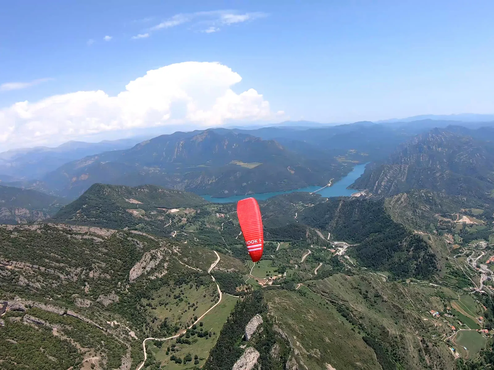 Parapente sobre el Berguedà con el embalse de La Baells al fondo