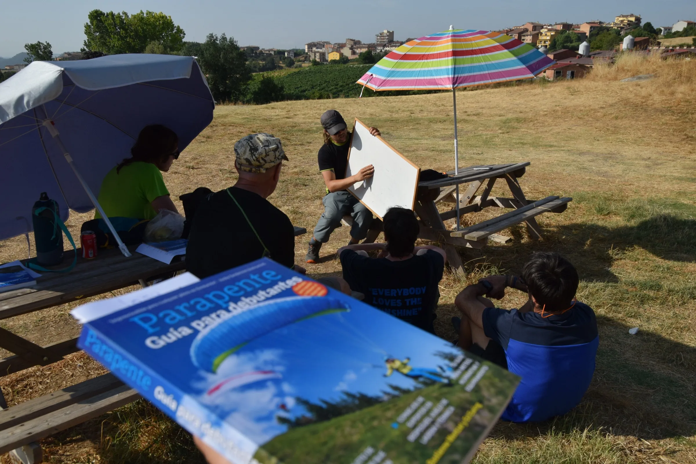 Clase de teoría a pie de campo