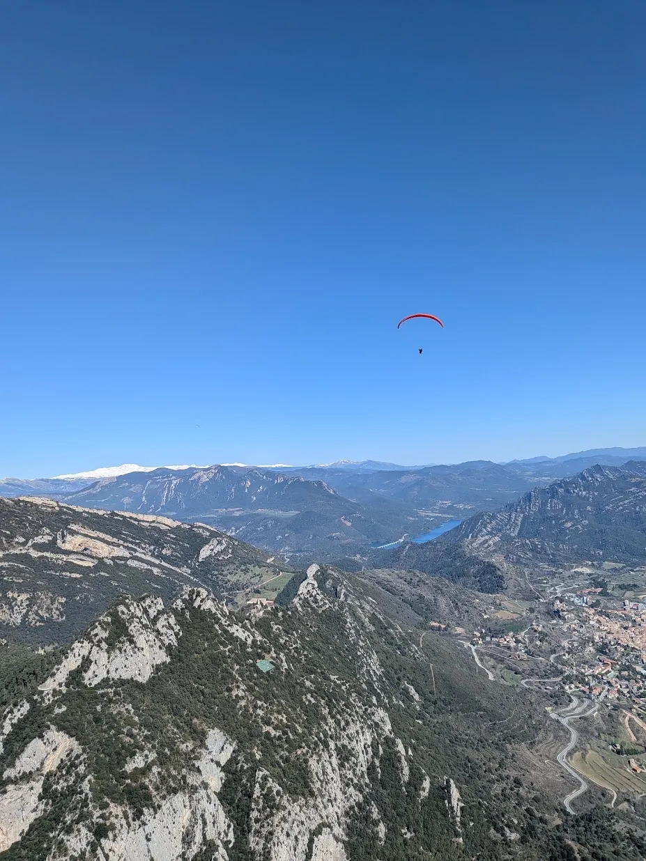 Parapente sobre el valle del Berguedà, con el Pirineo al fondo