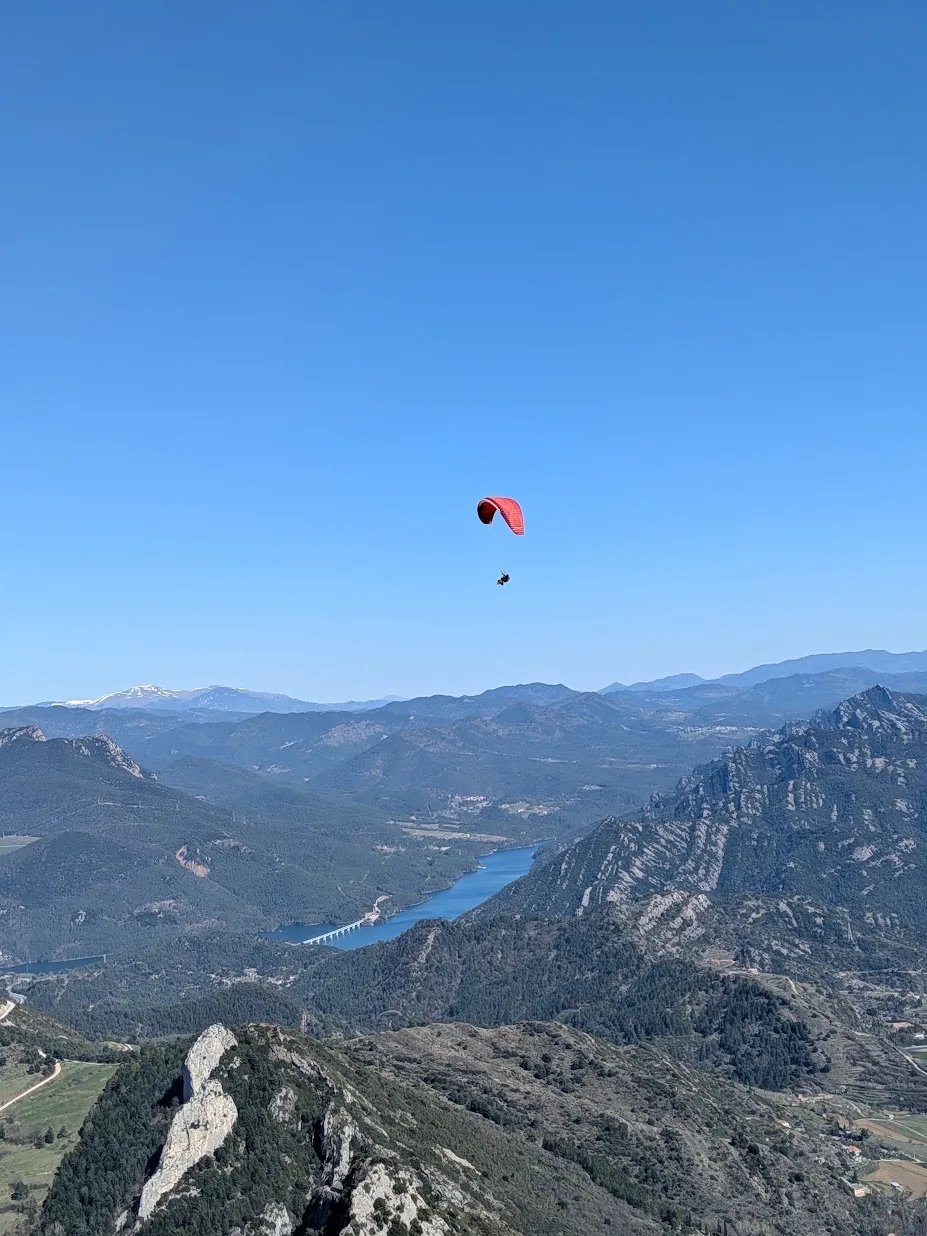 Sobrevolando el pantano, con el valle del Berguedà a los pies