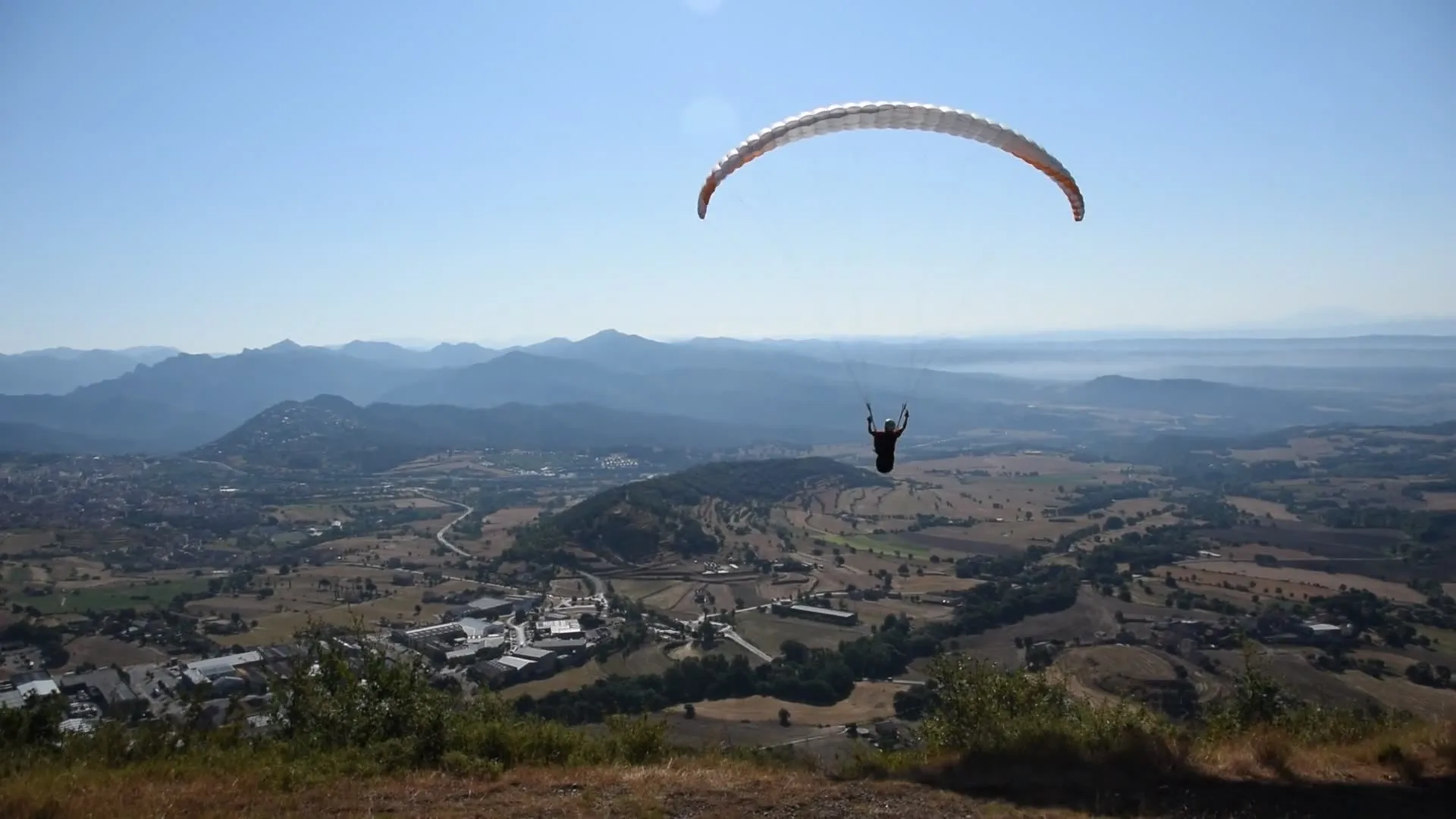 Piloto volando solo sobre el valle